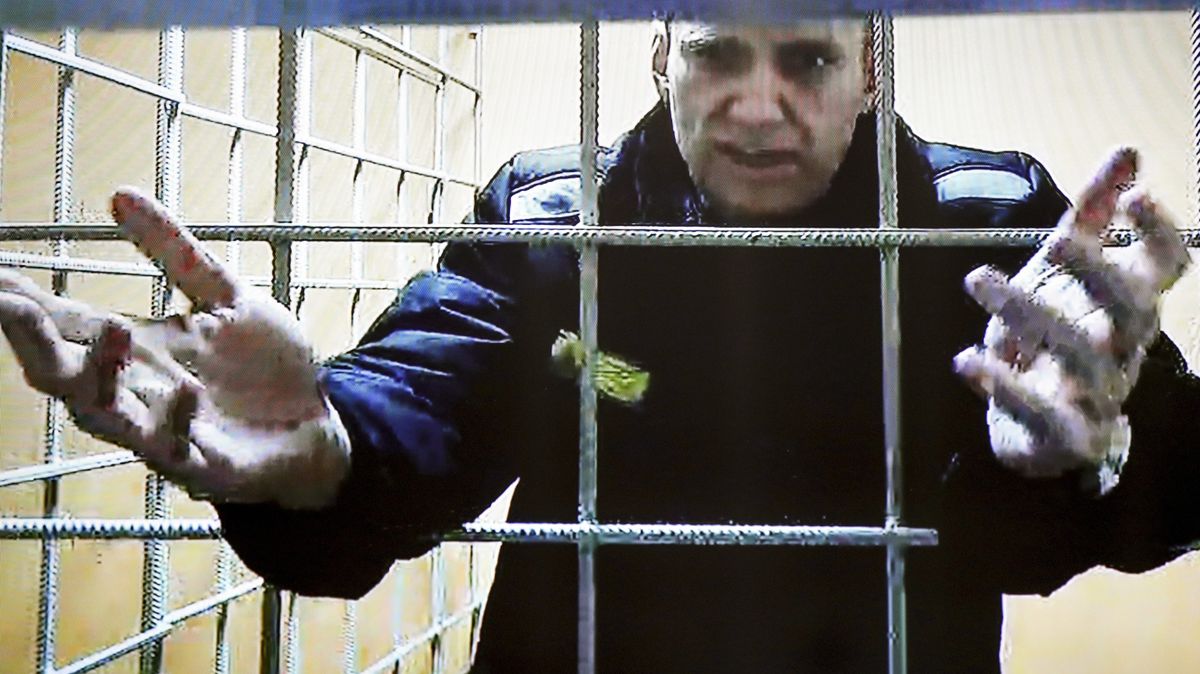 Sedmadvacetkrát na nekonečné samotce. Navalného věznili v drsných podmínkách